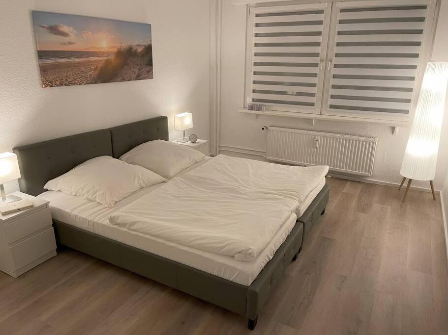 Gemuetliches Apartment In Duisburg Bagian luar foto
